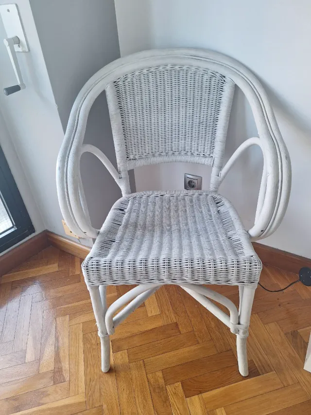 Juego de 2 sillas blancas de mimbre