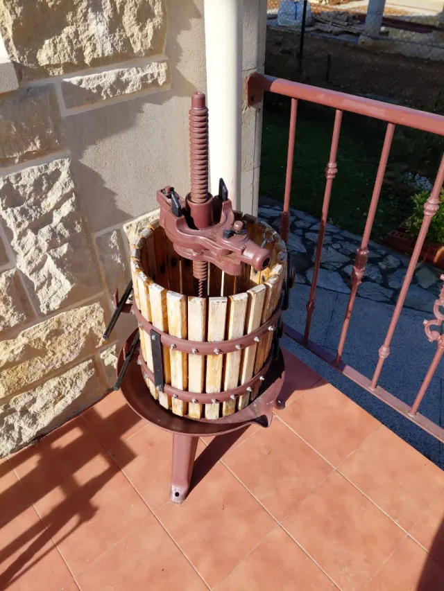 Prensa de vino de madera y metal