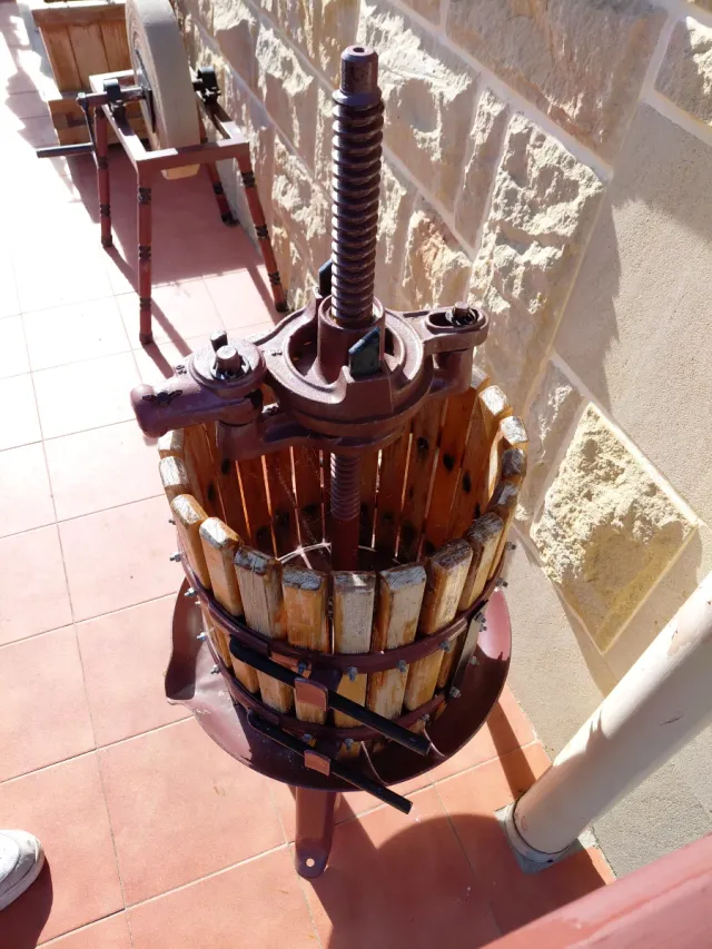 Prensa de vino de madera y metal