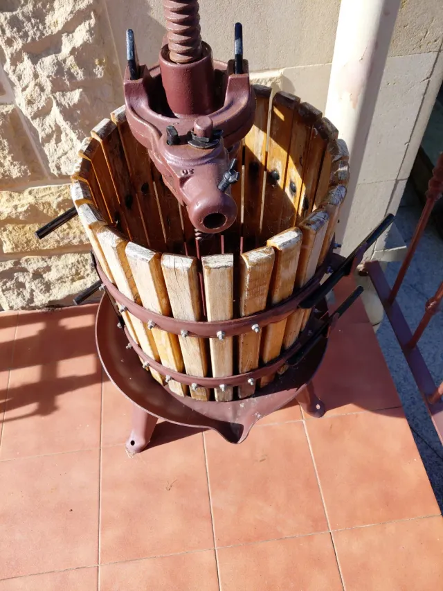 Prensa de vino de madera y metal
