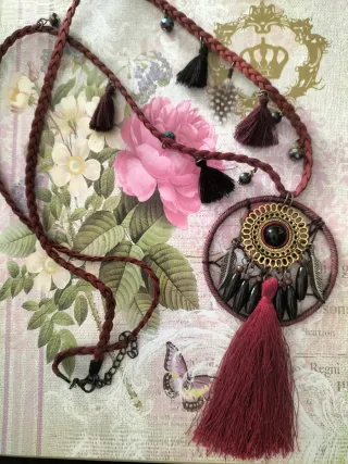 Collar largo estilo boho con detalles