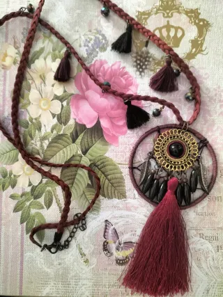 Collar largo estilo boho con detalles