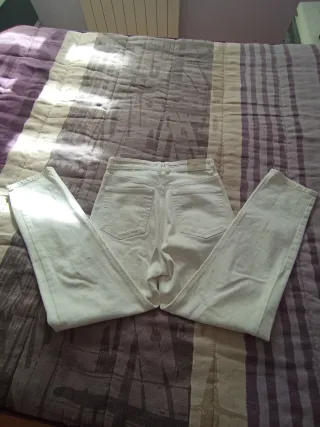 Pantalón blanco Pull&Bear talla 36