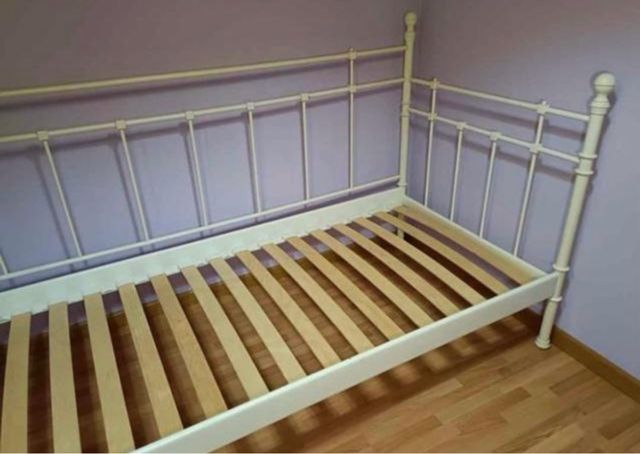 Cama Diván Forja Blanca Ikea con colchón Pikolin