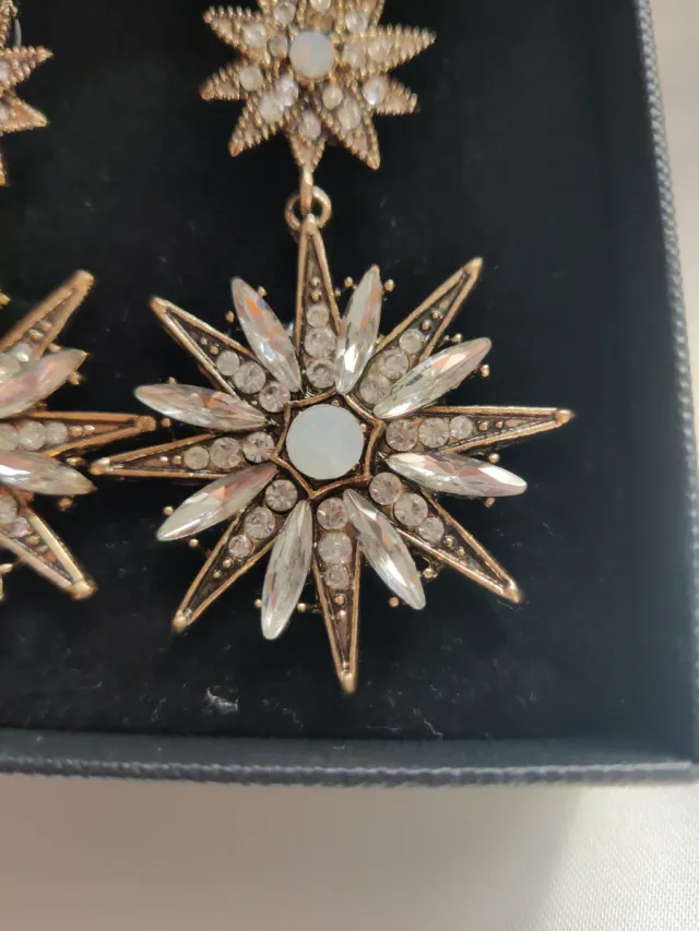 Pendientes estrella dorados y blancos