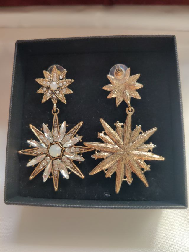 Pendientes estrella dorados y blancos