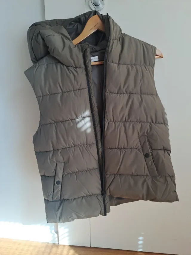 Chaleco acolchado verde oliva con capucha