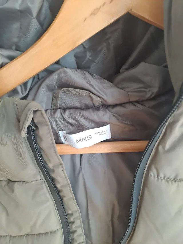 Chaleco acolchado verde oliva con capucha