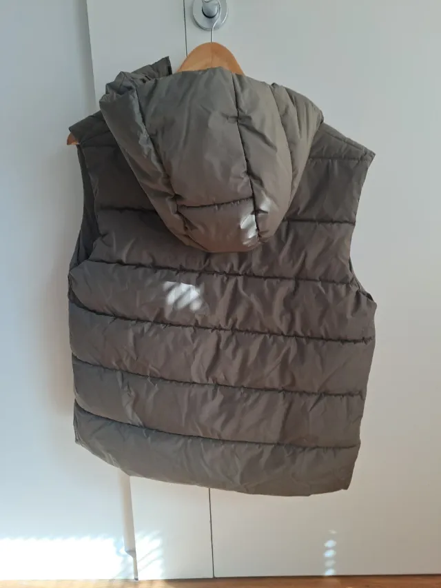 Chaleco acolchado verde oliva con capucha