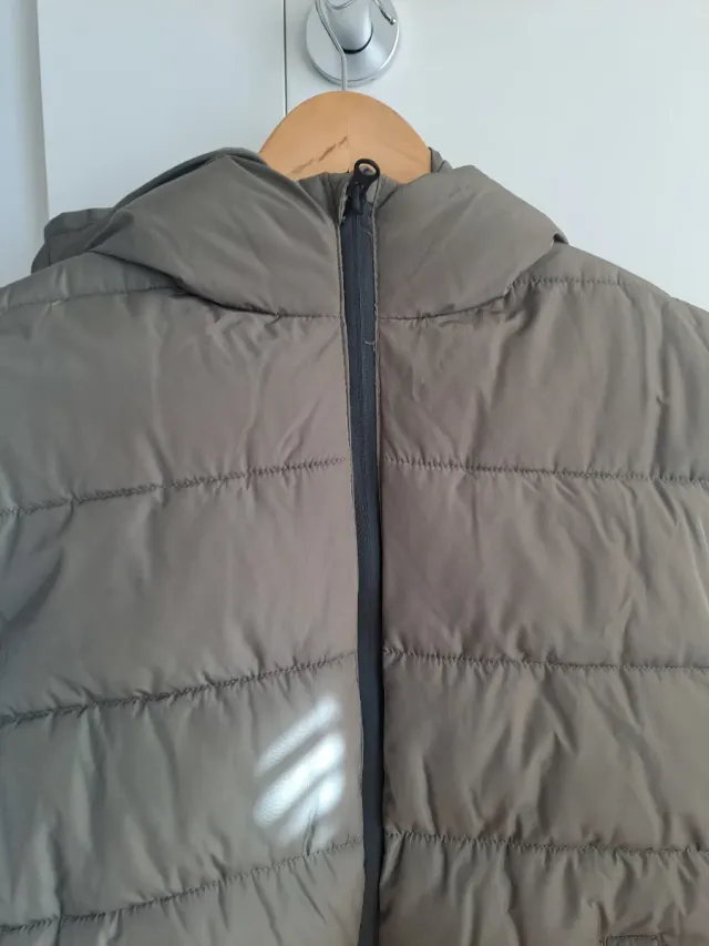 Chaleco acolchado verde oliva con capucha