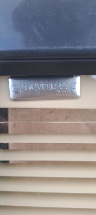 2 ventanas fijas de aluminio con persiana