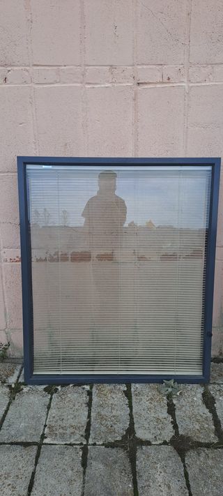 2 ventanas fijas de aluminio con persiana