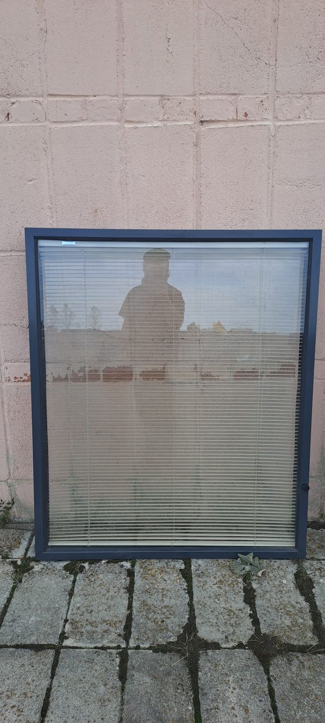 2 ventanas fijas de aluminio con persiana