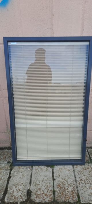 2 ventanas fijas de aluminio con persiana