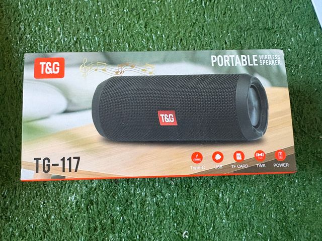 Altoparlante Bluetooth stereo 10 W con TWS (accoppia 2), lettore TF/USB, ingresso AUX e radio FM; batteria 3–5 h e ricarica USB con cinghia, bassi potenti in formato compatto.