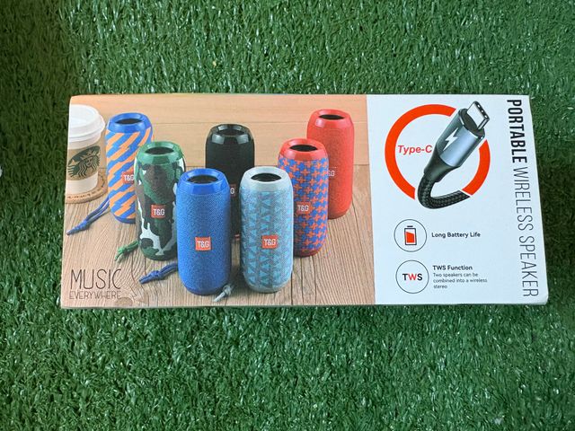 Altoparlante Bluetooth stereo 10 W con TWS (accoppia 2), lettore TF/USB, ingresso AUX e radio FM; batteria 3–5 h e ricarica USB con cinghia, bassi potenti in formato compatto.