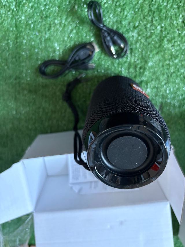 Altoparlante Bluetooth stereo 10 W con TWS (accoppia 2), lettore TF/USB, ingresso AUX e radio FM; batteria 3–5 h e ricarica USB con cinghia, bassi potenti in formato compatto.