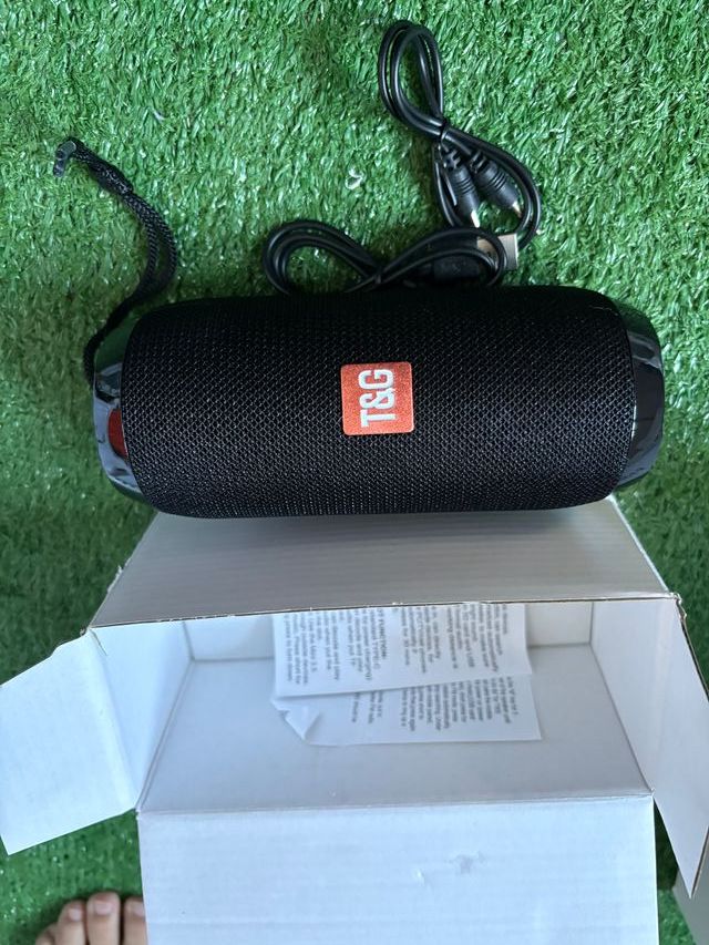 Altoparlante Bluetooth stereo 10 W con TWS (accoppia 2), lettore TF/USB, ingresso AUX e radio FM; batteria 3–5 h e ricarica USB con cinghia, bassi potenti in formato compatto.