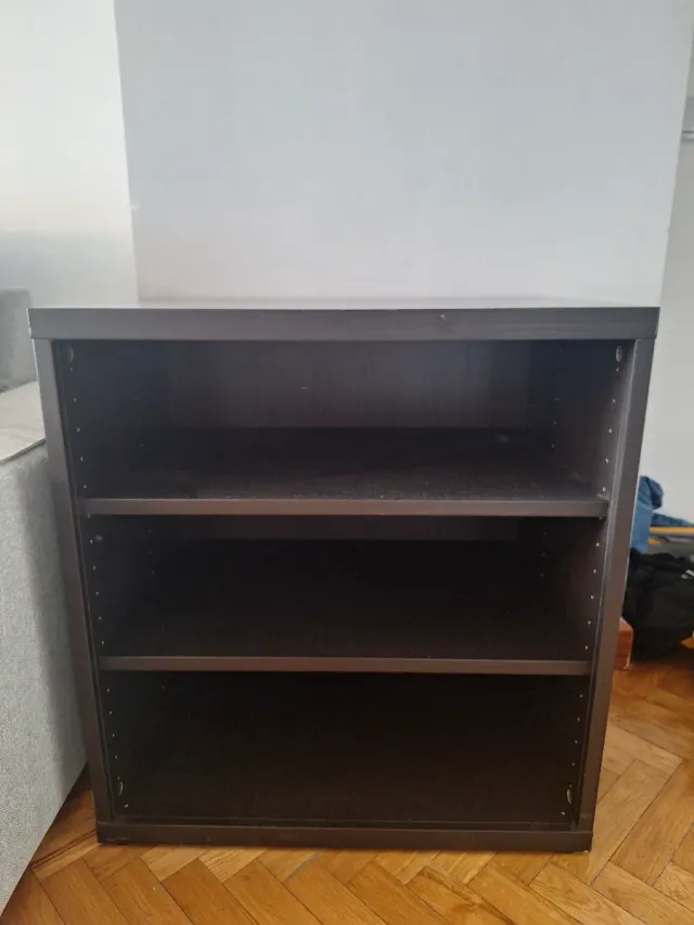 Estantería negra de madera