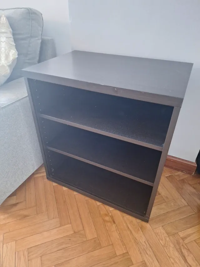 Estantería negra de madera