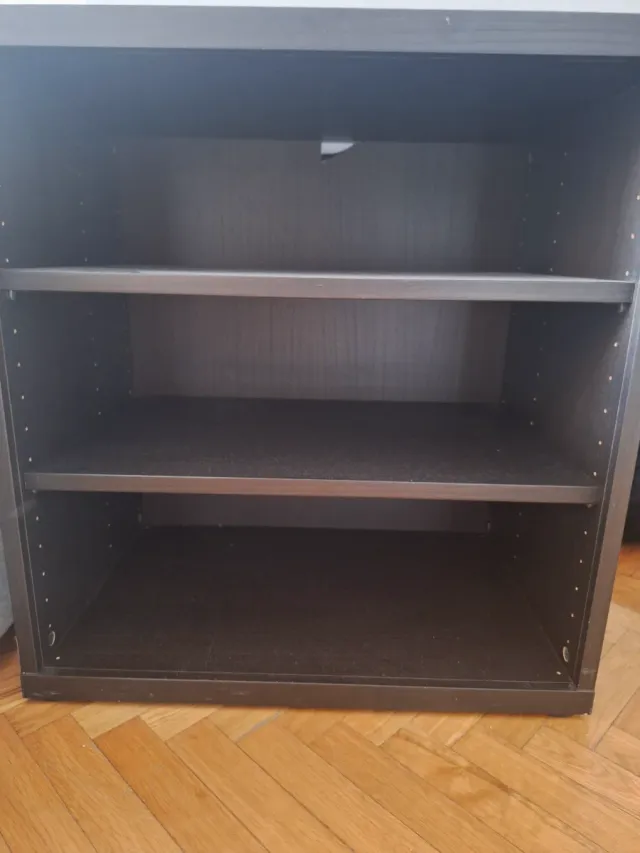 Estantería negra de madera