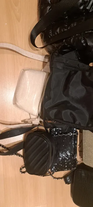 Lote de bolsos negros y dorados