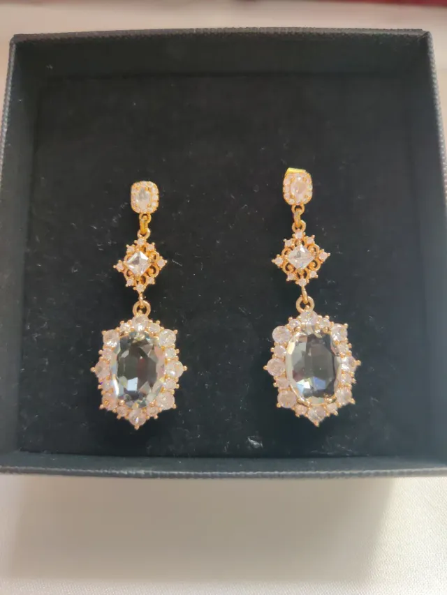 Pendientes dorados artesanales con piedras