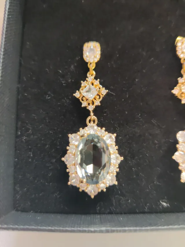 Pendientes dorados artesanales con piedras