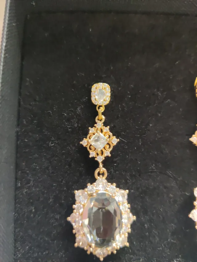 Pendientes dorados artesanales con piedras