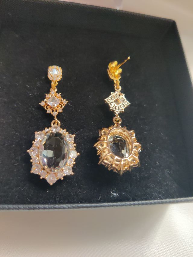 Pendientes dorados artesanales con piedras