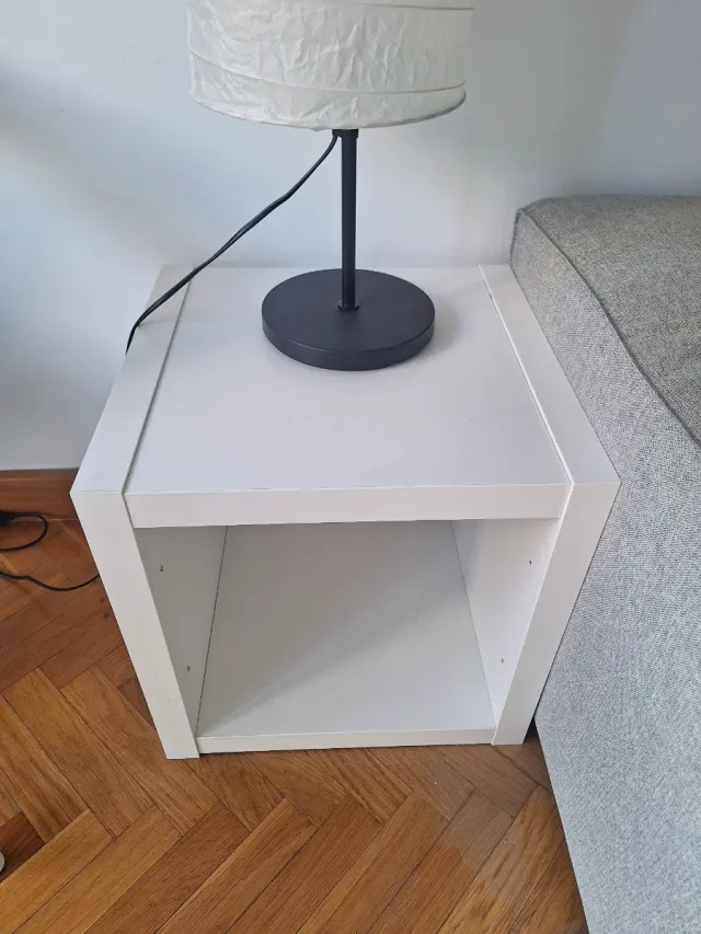 Mesa auxiliar blanca y madera