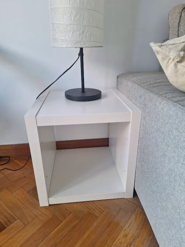 Mesa auxiliar blanca y madera