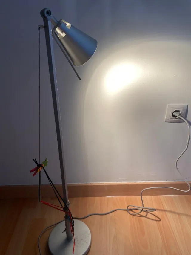 Lámpara de escritorio metálica plateada