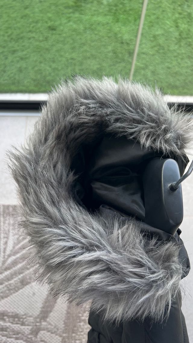 Abrigo McKenzie Negro con Capucha de Pelo 11/13