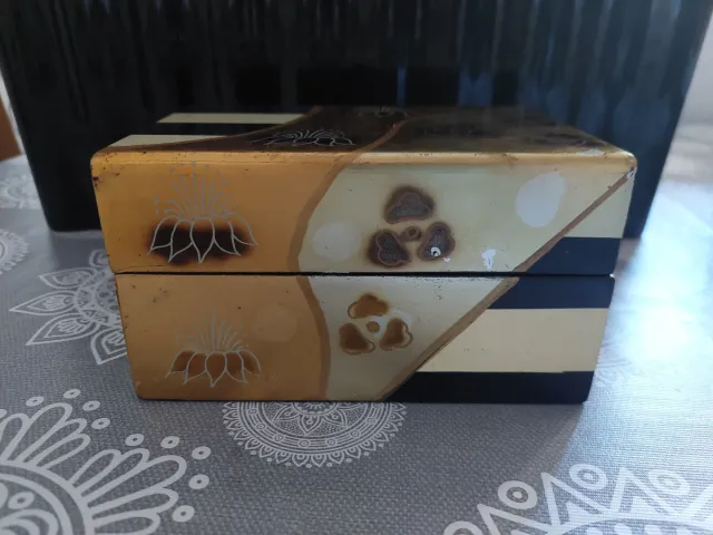 Joyero de madera con diseño floral