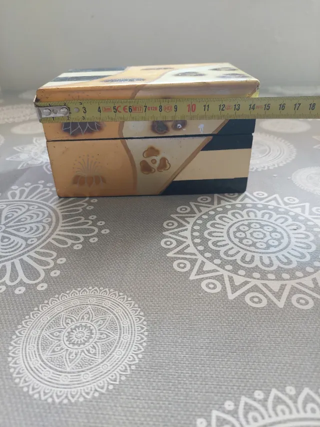 Joyero de madera con diseño floral