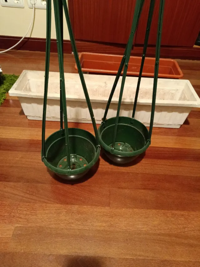Maceteros colgantes verdes y blancos