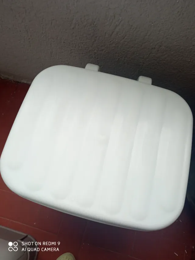 Cubo de basura blanco