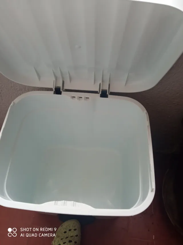 Cubo de basura blanco