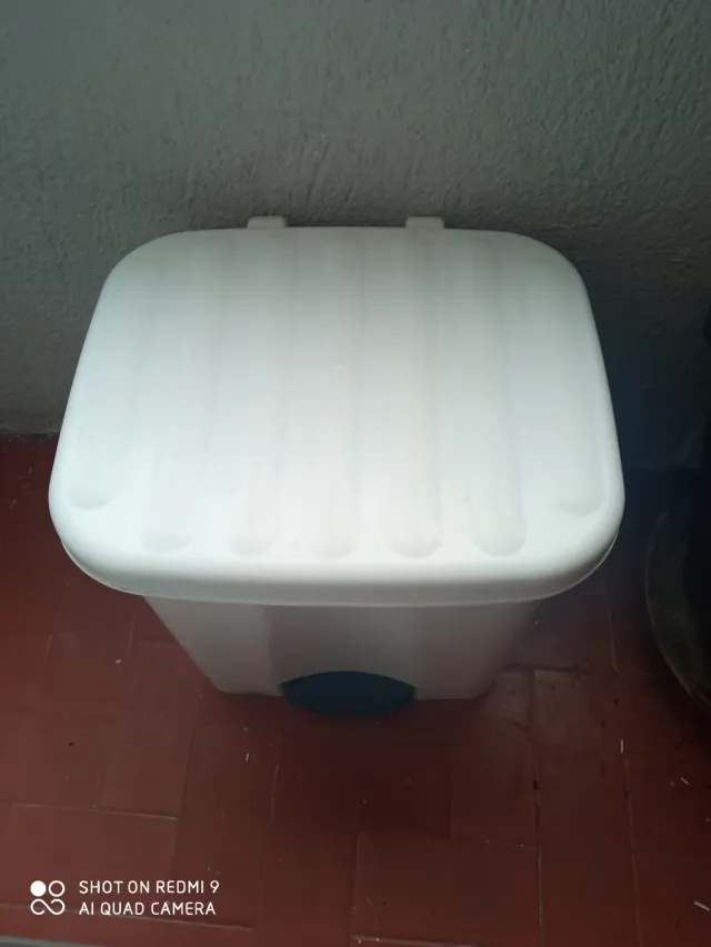 Cubo de basura blanco