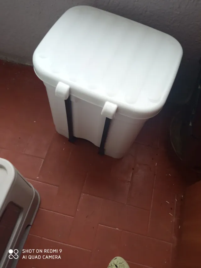 Cubo de basura blanco
