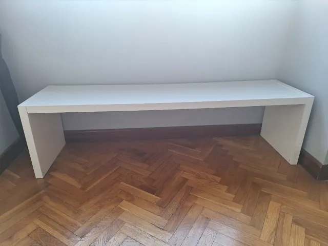 Banco blanco de madera
