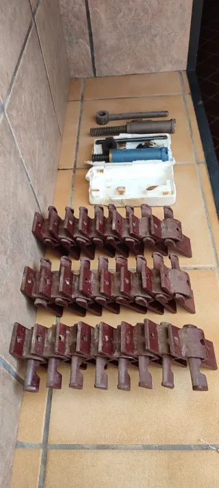 2 llaves tensadoras + 24 cuñas o ranas