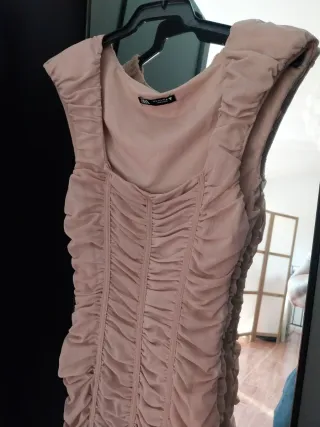 Vestido drapeado nude