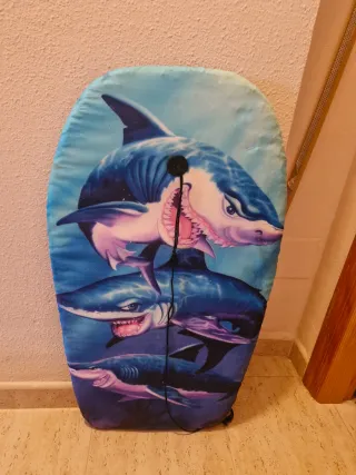 Tabla de surf para niños con tiburones