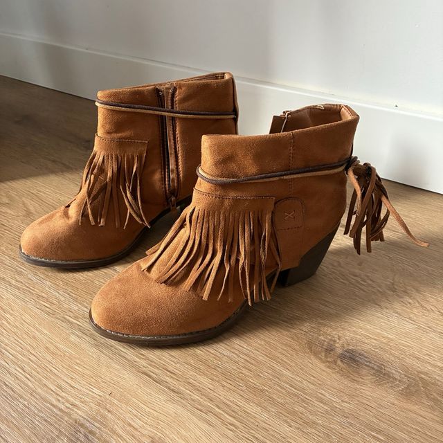 Botines beige con flecos y tacón