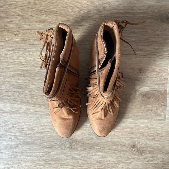 Botines beige con flecos y tacón