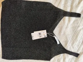 Camiseta tirantes brillo negra Mango Talla S