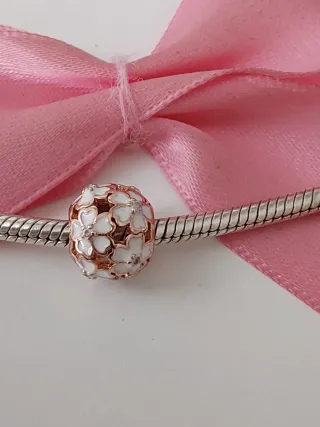 Charm Plata Rose Flores Blancas.