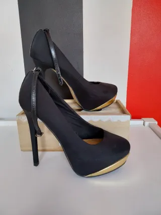 Zapatos de tacón negros y dorados talla 36